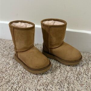 UGG size 7 Kids Boots in Chestnut Brown
